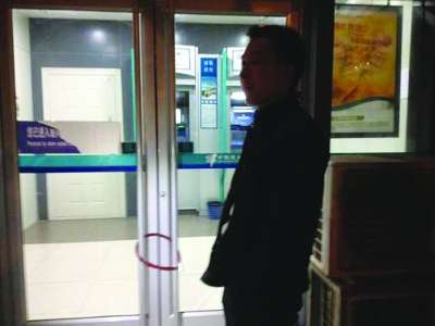 夏先生拿防盜鎖鎖了銀行門。