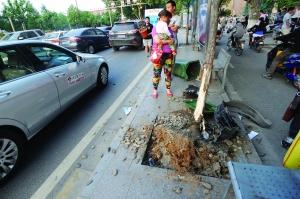幸虧轎車(chē)撞到香樟樹(shù)上停了下來(lái),否則后果更嚴(yán)重。