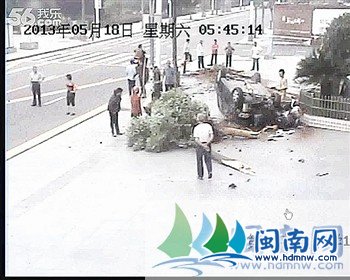 一名裸身男子從車內(nèi)鉆出