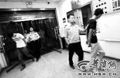 三人搶劫孕婦后，被警方和群眾合力抓獲 王警/攝