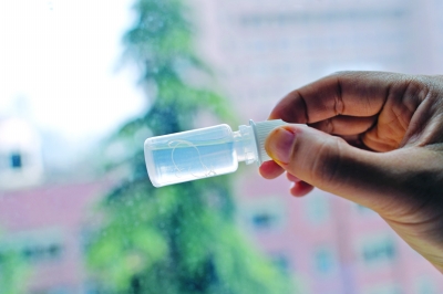 女童眼里取出的線蟲。吳葉青 攝