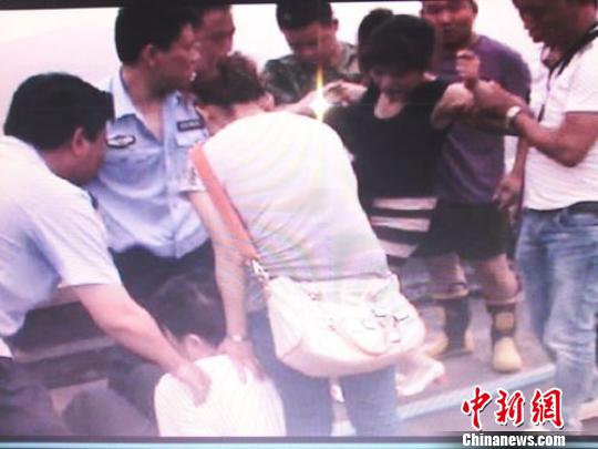 宗德宇緩緩靠近跳樓女子?！O程　攝