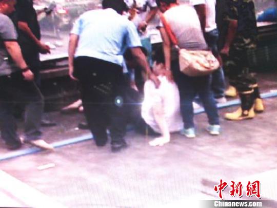 宗德宇緩緩靠近跳樓女子?！O程　攝