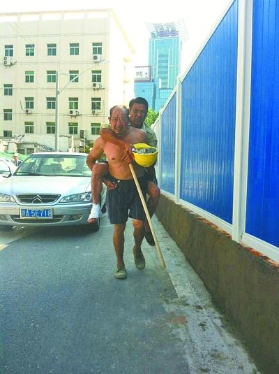 “謝謝，我們身上灰多，怕把車弄臟了”