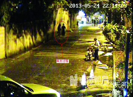 監(jiān)控視頻中（紅圈處），男子尾隨女學(xué)生試圖進(jìn)行猥褻。通訊員供圖