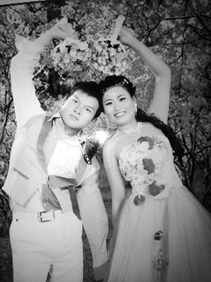 結(jié)婚照中的阿妮笑容燦爛，現(xiàn)實(shí)中，這對(duì)“跨國(guó)速成夫妻”還處在并不愉快的磨合過(guò)程中 本版均為資料圖片