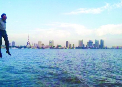 前晚，一名男子從輪渡上縱身墜入江中。@風箏鍋發(fā)布