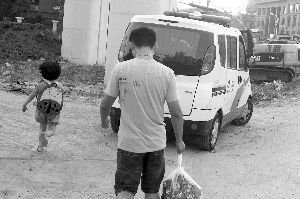 昨天，小豆被民警帶走，轉(zhuǎn)移到別處居住現(xiàn)代快報(bào)記者辛一攝