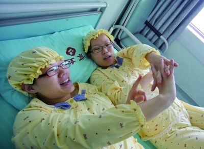 生完寶寶后姐妹倆在床上聊天。