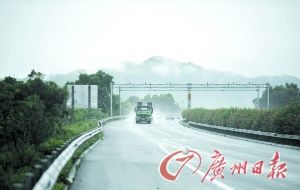 　當(dāng)天事故發(fā)生的現(xiàn)場處于一個彎道，很多司機(jī)反映說來不及減速。