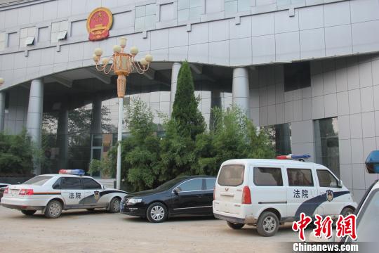 泊頭市人民法院院內仍停有無牌制式警車，涉事人員與記者沖突地點僅距法院不足50米。穆玉良 攝