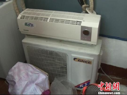 民警從嫌疑人家中搜到空調(diào)等生活用品。 拾冠之 攝