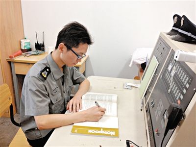 張團(tuán)政在工作間隙復(fù)習(xí)準(zhǔn)備司考。新京報記者 李雪瑩 攝