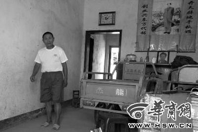 8月16日，在家中接受監(jiān)外執(zhí)行4年刑期的汪衛(wèi)國（化名）剛剛送走家訪的法官。