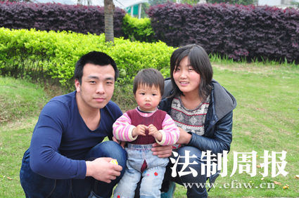 重獲自由后，張艷勝一家三口在一起