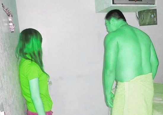 高雄黃姓男子(右)懷疑女友在“喇叭店”兼差，前往調(diào)查順便消費(fèi)時(shí)被警方逮個(gè)正著。(圖／東森新聞)