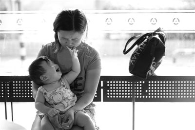 昨日，肯德基京廣中心店門口，姜女士提起跟養(yǎng)父母關系時落淚，懷中女兒笑著跟她玩。