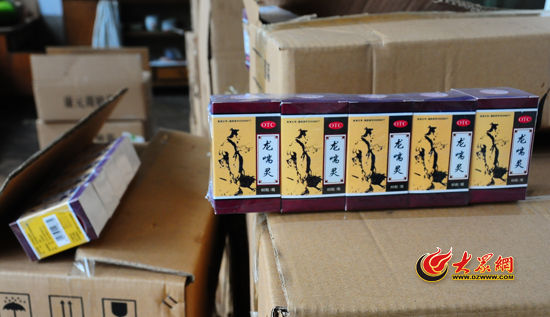 圖為民警現(xiàn)場(chǎng)被查獲的部分假藥。