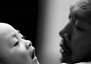 小憲揚(yáng)看著爺爺，眼角流下了淚水