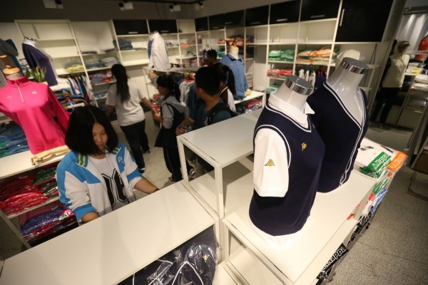 　9月12日，北京，十一學(xué)校在推出三大類、超過40款“最潮”校服，吸引學(xué)生搶購。