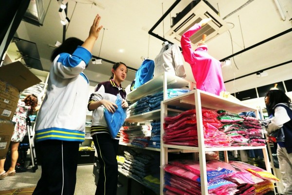 　9月12日，北京，十一學(xué)校在推出三大類、超過40款“最潮”校服，吸引學(xué)生搶購。