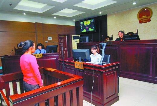    9月29日，萬州區(qū)人民法院，被告王桂娟（化名）在庭審現(xiàn)場。 重慶晨報記者 胡杰 實習生 黃敬坤 攝