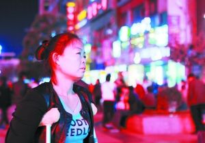 走在燈火闌珊的蘭州街頭，史女士迷茫無助。