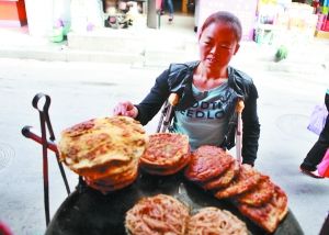 手頭拮據(jù)，每天只能吃一頓飯。