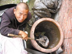 鄭艷良講述鋸?fù)冉?jīng)過。本報(bào)記者 汪洋 攝