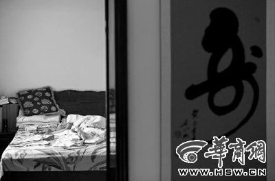 昨日，徐萬發(fā)躺在自家床上，鼻子插著氧氣管 記者張杰攝