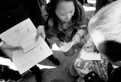 喜隆多商場接待處外面，受損商戶正拿手機計算自己能退多少錢