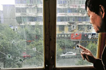 10月17日，朱先生家窗戶被擊穿。