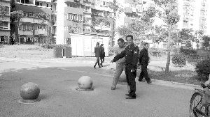 就為了搬這個石墩，男子打傷了兩個保安