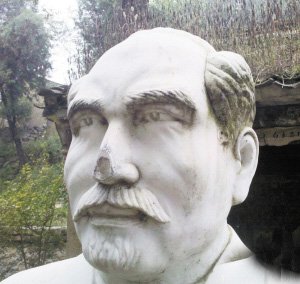 小廟前成了“塌塌鼻”的白求恩雕像。