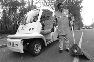 比賽之前張起超在多功能清潔車前練習動作。