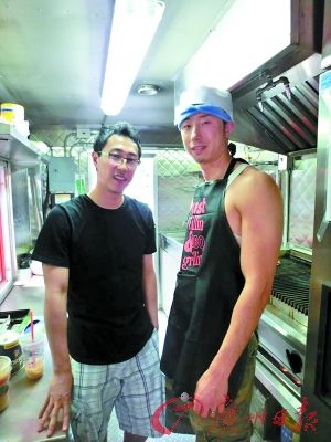 劉曉（左）和彭一在餐車內。（受訪者提供）