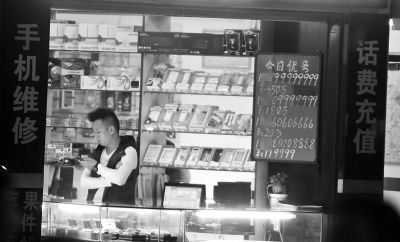 廣告牌上，手機號標價都在10萬元以上