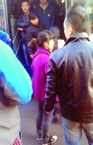 現(xiàn)場(chǎng)僵持不下，穿玫紅色衣服女子要車(chē)上乘客給她道歉