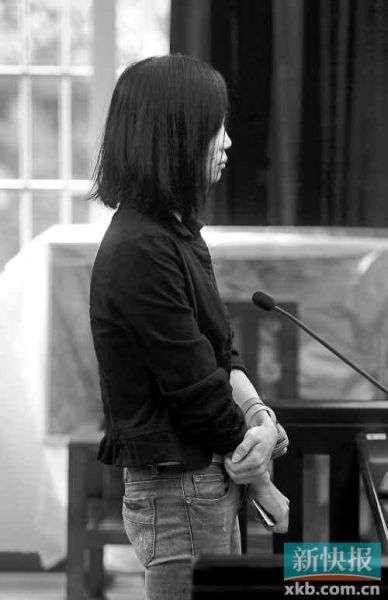 昨日，何敏在庭上抿著嘴不停抹眼淚。新快報(bào)記者孫毅/攝