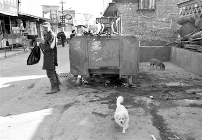 昨日，村民在通州區(qū)馬駒橋的這個垃圾箱旁，發(fā)現(xiàn)一被棄男嬰，急救人員趕到后確認(rèn)男嬰已死亡。新京報記者 黃月 攝