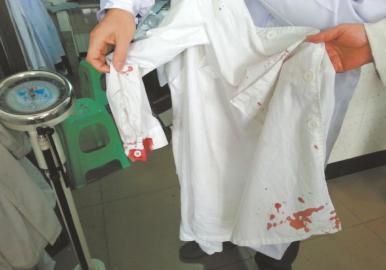 受傷醫(yī)生的衣服上血跡斑斑。