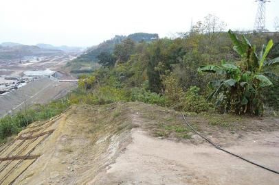 劉某被拋下地方6米處，是一處10多米深的懸崖。