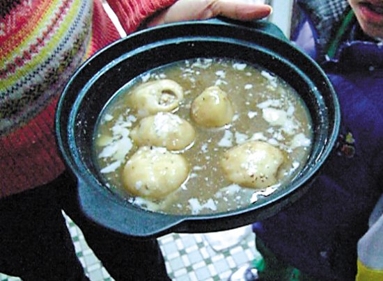 由于放置時間過久，鍋里的湯圓已經(jīng)非常大，湯圓皮上浮現(xiàn)很多白色物質(zhì)。