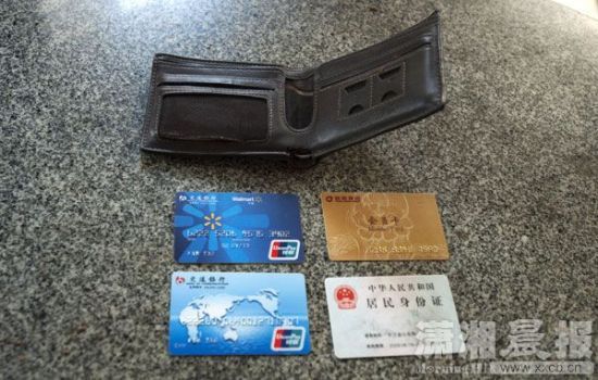 12月24日，長(zhǎng)沙雨花區(qū)美聯(lián)天驕城，當(dāng)事人范先生展示小偷寄回的錢(qián)包、身份證和銀行卡。