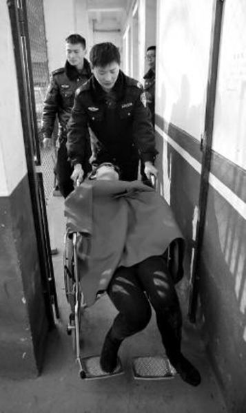 昨日，派出所民警帶女駕駛員賈某去醫(yī)院做檢查 記者 陳團(tuán)結(jié) 攝