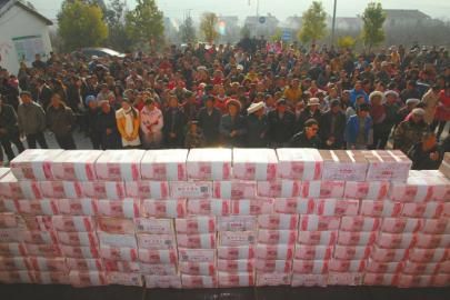 村民領(lǐng)取“年底分紅”。