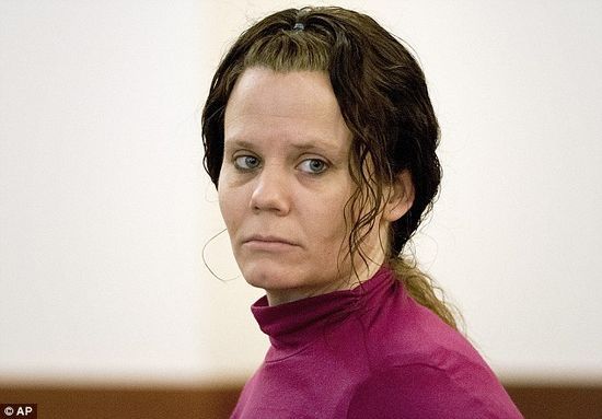 2月12日，勒死朋友并剖腹取嬰的柯里出庭受審。