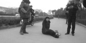 鄭大姐坐在地上，警方趕到進(jìn)行施救。（視頻截圖由警方提供）