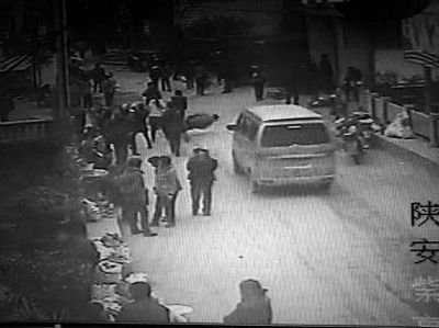 監(jiān)控錄像顯示，劉某側(cè)身行走時(shí)不慎跌倒，王某途經(jīng)此處時(shí)將其扶起（圖中畫(huà)圈處） 通訊員 何春地 攝