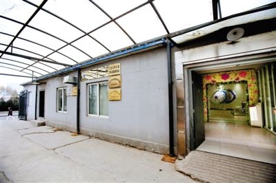 2月25日，北京石景山醫(yī)院，太平間旁的一間辦公室外掛有“八寶山殯儀館石景山醫(yī)院服務(wù)站”的牌子。本版攝影/新京報(bào)記者 王叔坤